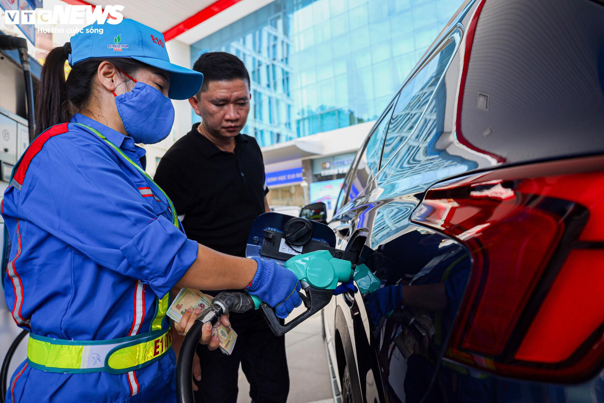 Ngày đầu bán xăng E10 tại Hà Nội: Khách hàng sẵn sàng mua để bảo vệ môi trường - 6