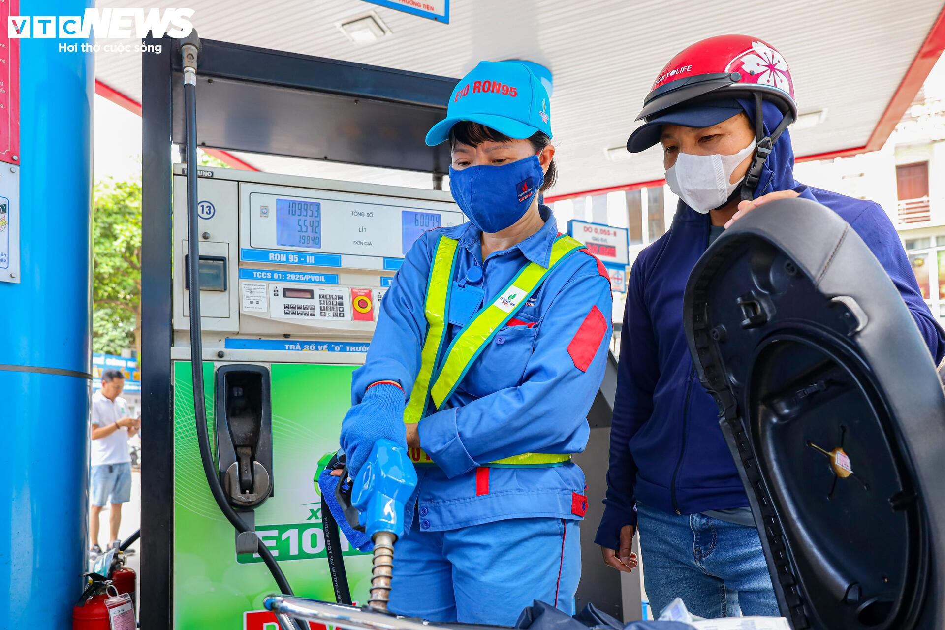 Ngày đầu bán xăng E10 tại Hà Nội: Khách hàng sẵn sàng mua để bảo vệ môi trường - 7