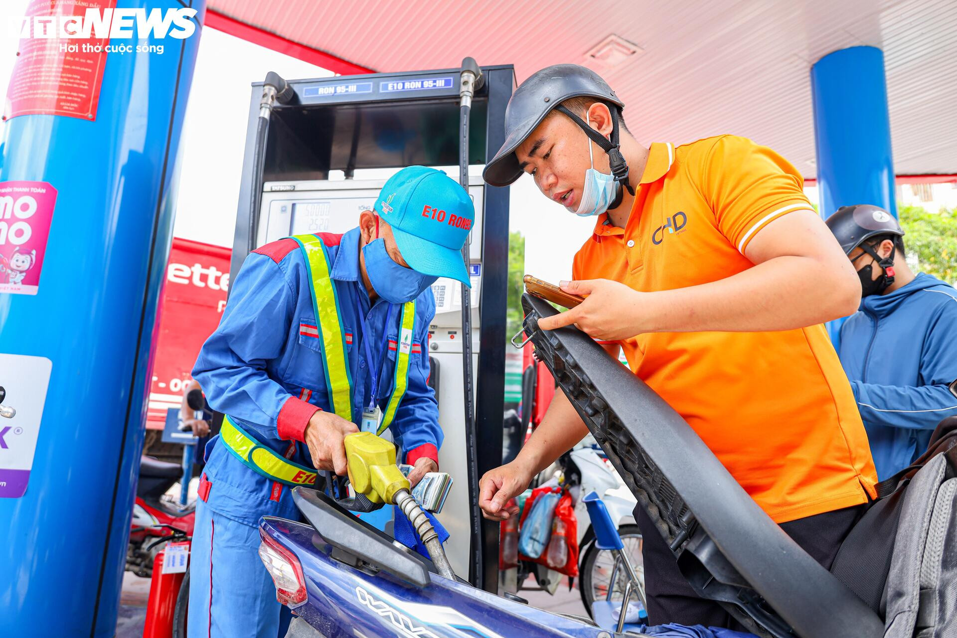 Ngày đầu bán xăng E10 tại Hà Nội: Khách hàng sẵn sàng mua để bảo vệ môi trường - 12