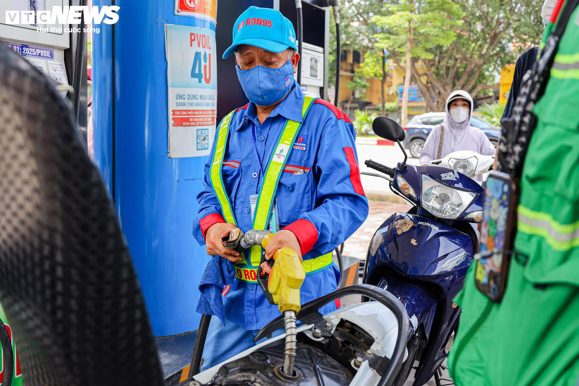 Ngày đầu bán xăng E10 tại Hà Nội: Khách hàng sẵn sàng mua để bảo vệ môi trường - 13