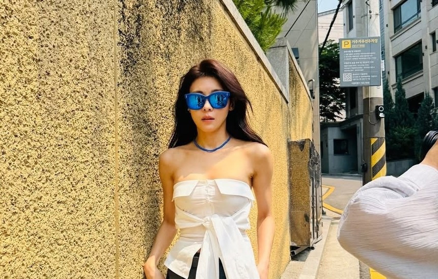 Nữ diễn viên Ha Ji Won gây xôn xao với ngoại hình khác lạ tại sự kiện - Ảnh 2.