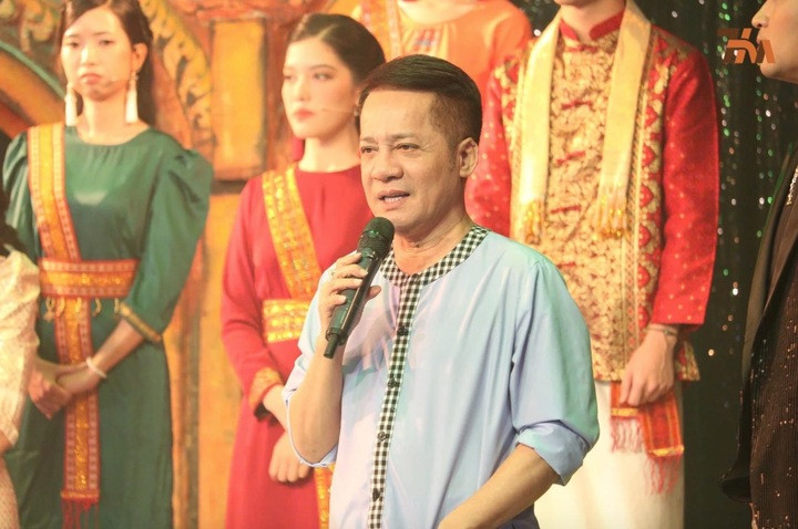 Nghệ sĩ vẫn hết mình vì sân khấu ở tuổi ngoài 60.