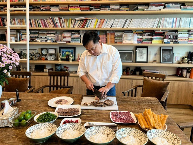 Ông Hoàng Nam Tiến và niềm đam mê ẩm thực từ review món ăn đến nấu cơm cho con cháu