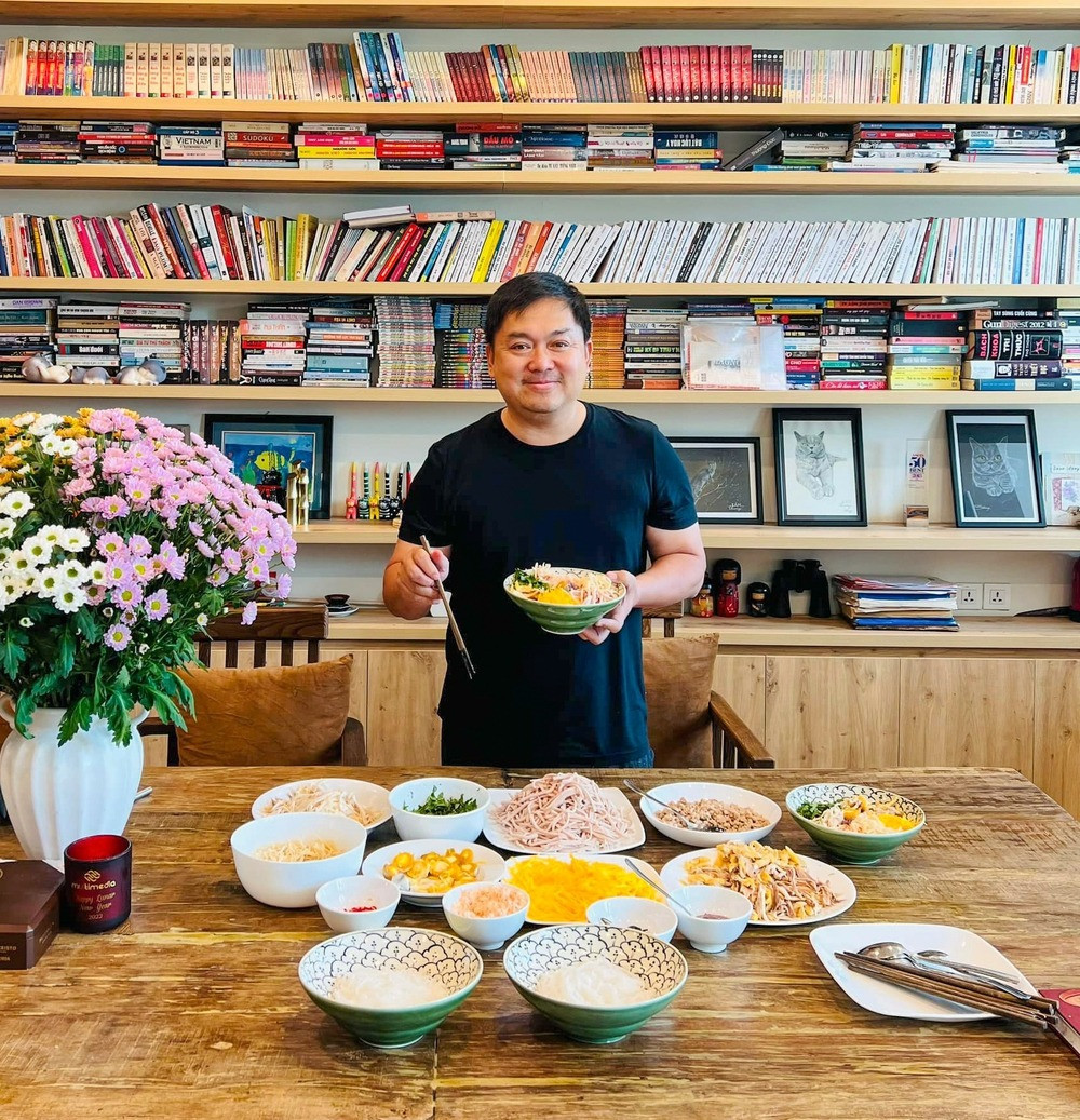 Ông Hoàng Nam Tiến và niềm đam mê ẩm thực từ review món ăn đến nấu cơm cho con cháu