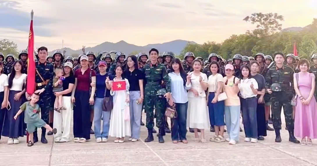 Khoảnh khắc cam thường của Thượng uý Lê Hoàng Hiệp và 2 nam thần Vbiz gây bùng nổ tranh cãi