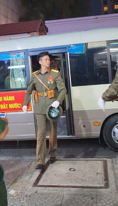 Khoảnh khắc cam thường của Thượng uý Lê Hoàng Hiệp và 2 nam thần Vbiz gây bùng nổ tranh cãi