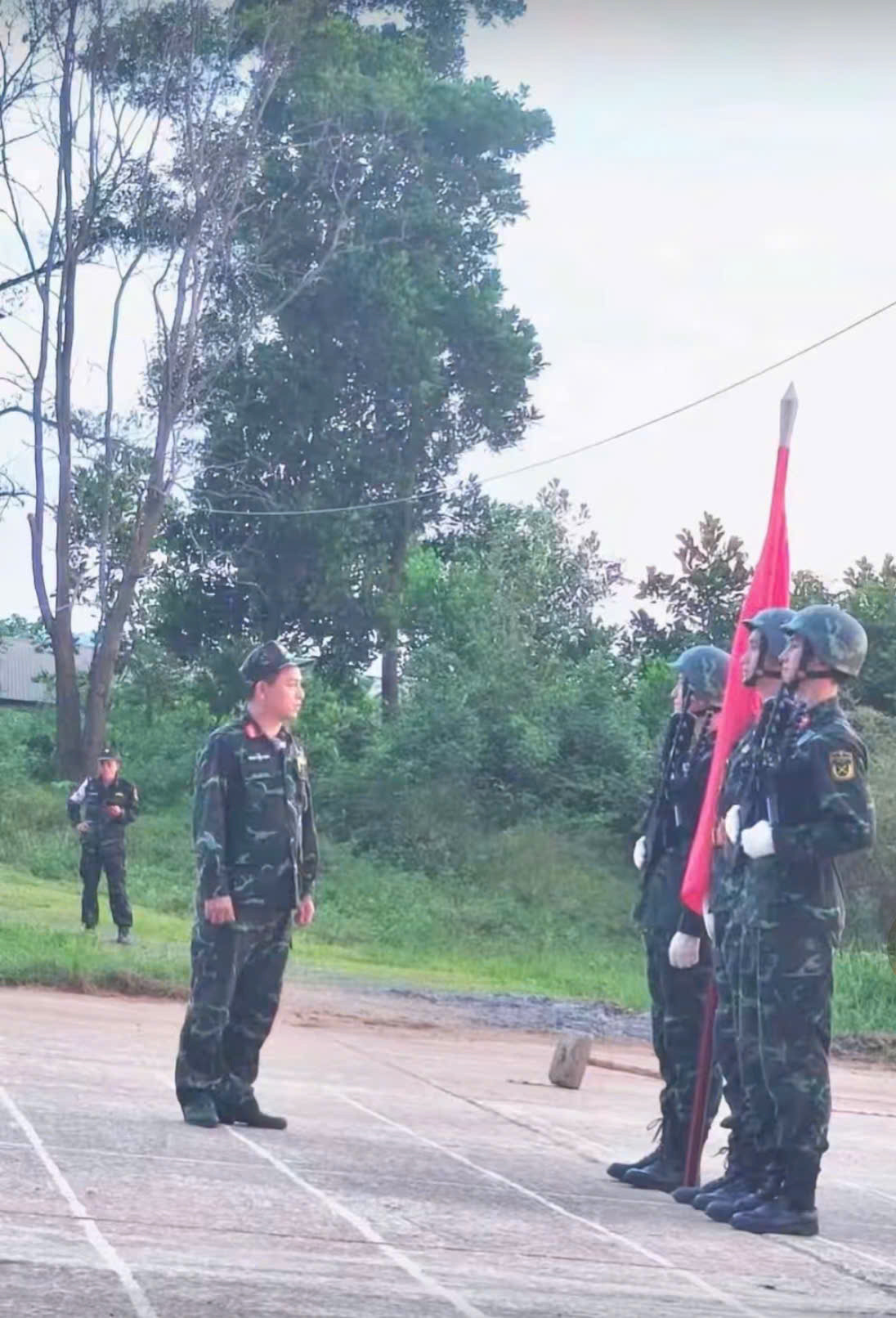 Khoảnh khắc cam thường của Thượng uý Lê Hoàng Hiệp và 2 nam thần Vbiz gây bùng nổ tranh cãi