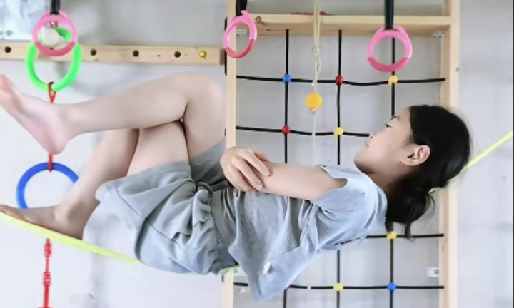 Cô bé 9 tuổi nằm trên dây gây sốt mạng xã hội Trung Quốc.