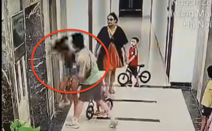 Người phụ nữ bị gã đàn ông hành hung tại sảnh chung cư. (Ảnh cắt từ clip)