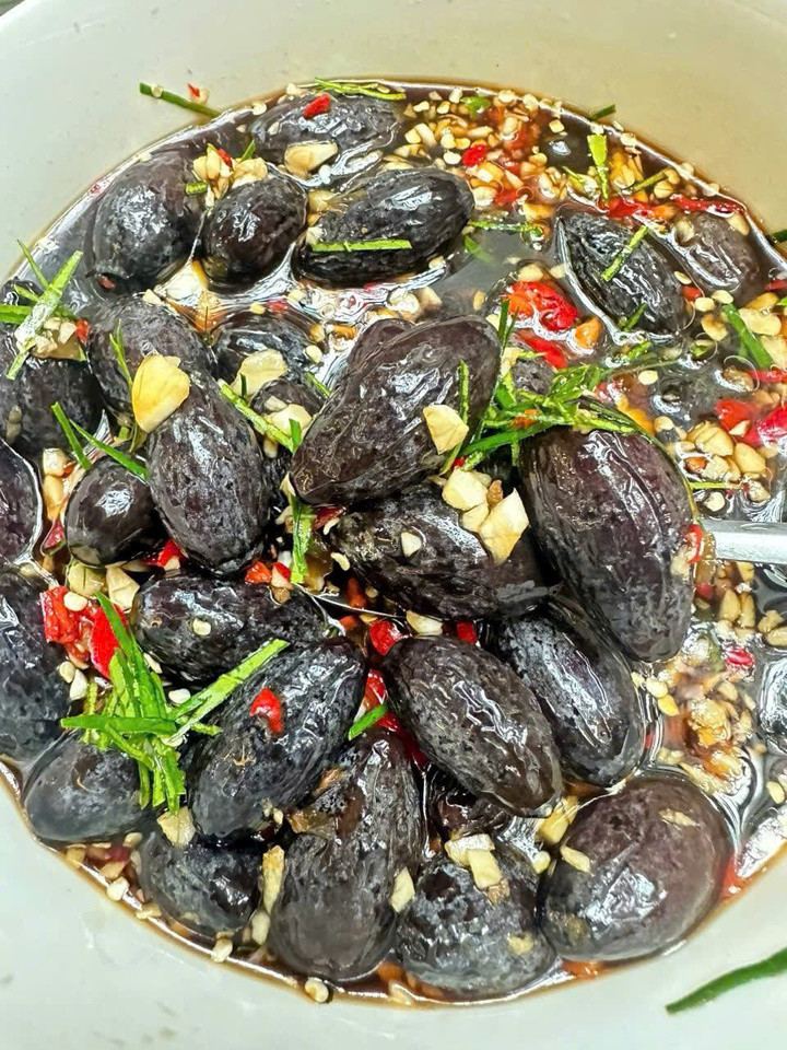 Thành quả là món trám ngâm mắm nhĩ bùi béo, thơm ngon, thấm đẫm gia vị.