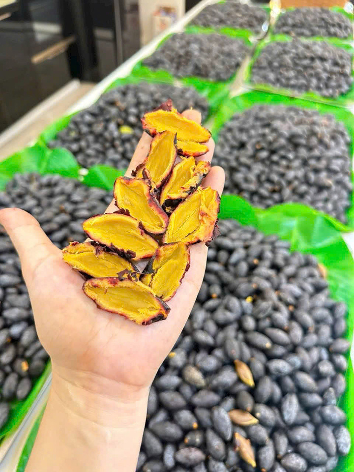 Mẹ đảm Nghệ An gây sốt mạng với món trám nếp ngâm mắm - 1