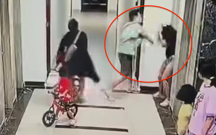 Sự việc được camera an ninh ghi lại