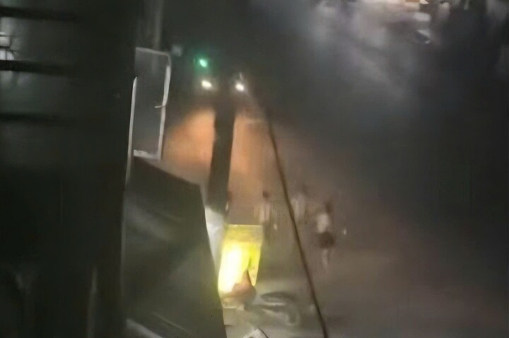 Chiếc taxi lao thẳng vào nhóm thanh niên. (Ảnh cắt từ clip)