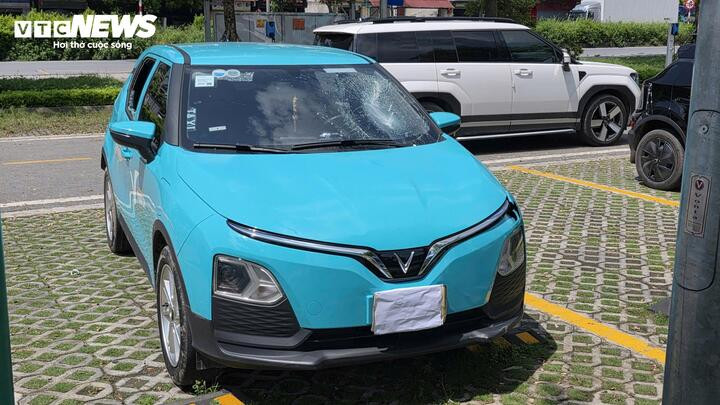 Chiếc xe bị hư hỏng sau va chạm.