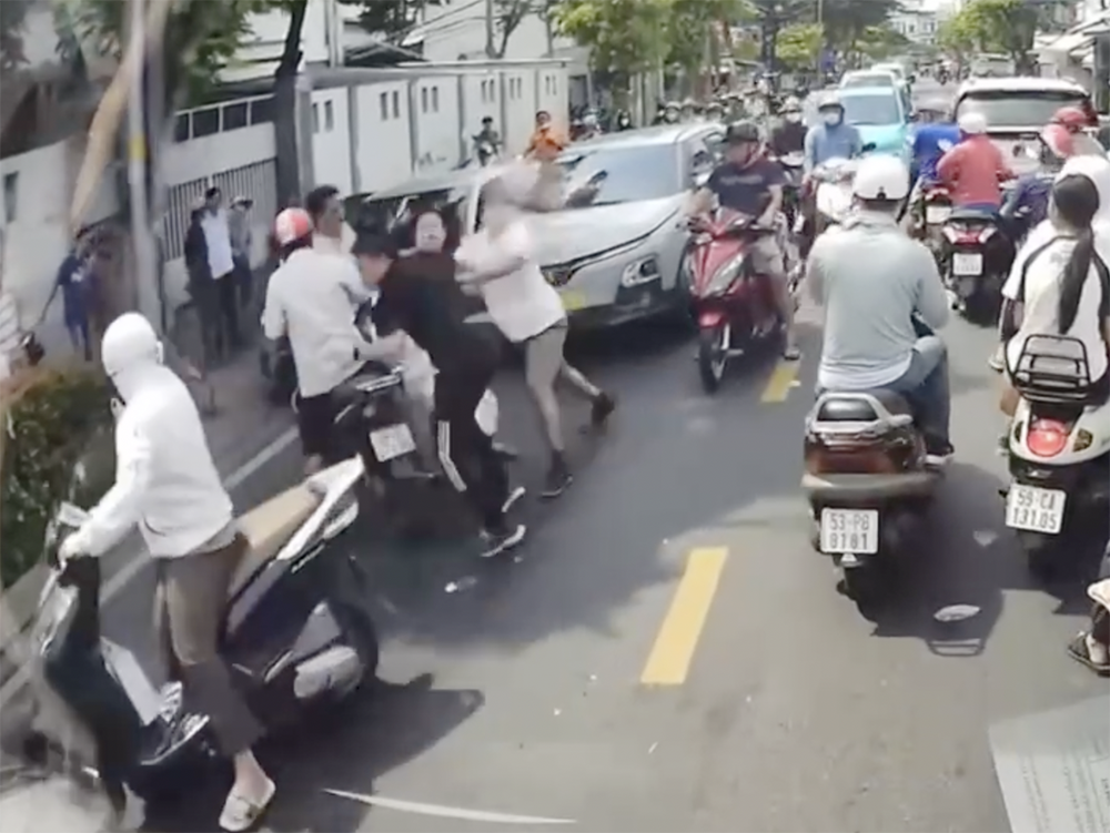 danh nhau giua duong.png