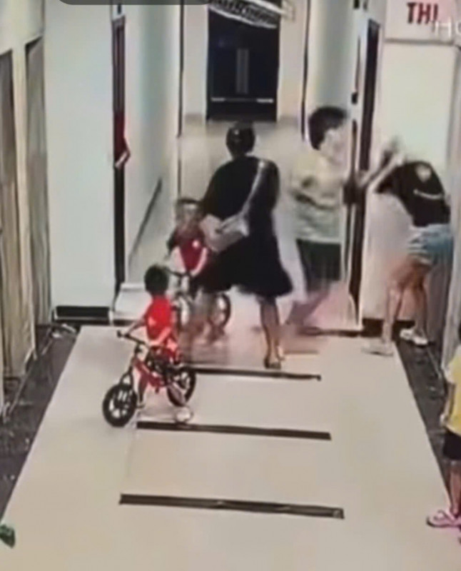 Xác minh vụ người đàn ông xăm trổ hành hung phụ nữ ở chung cư Hà Nội - Ảnh 2.