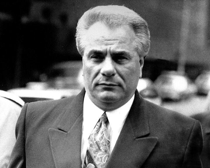Chân dung John Gotti — ông trùm gia đình Gambino, thường được gọi là “The Teflon Don” hoặc “The Dapper Don” trong thế giới ngầm và truyền thông Mỹ.