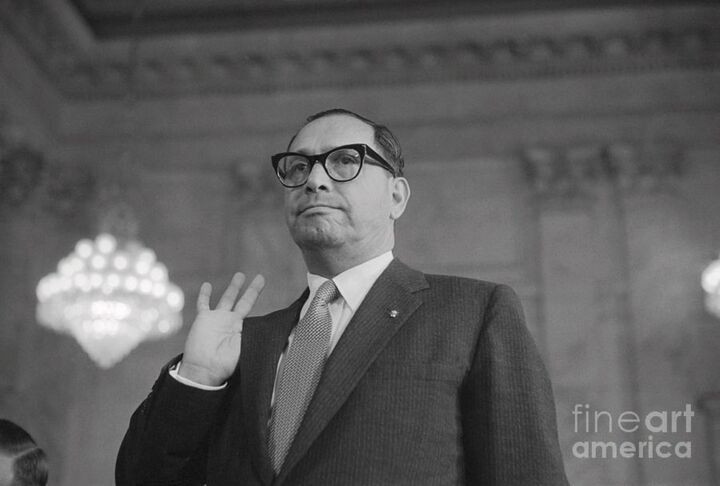 Chân dung đen trắng chính thức từ thập niên 1950, ghi lại phong thái điềm đạm và quyền lực của Lucchese – người từng là nhân chứng hiếm hoi của thế giới ngầm tại phiên điều trần trước Quốc hội Mỹ.