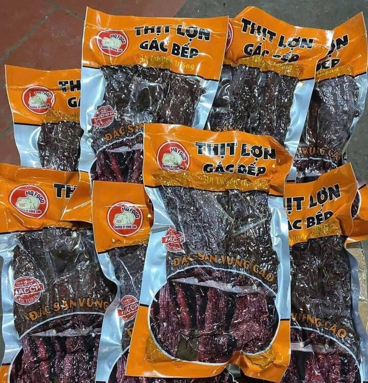 Ngoài ra, Hường còn mua chứng nhận HACCP (là hệ thống phân tích mối nguy và kiểm soát điểm giới hạn của thực phẩm, được công nhận là một hệ thống quản lý chất lượng an toàn thực phẩm trên toàn thế giới) in lên bao bì sản phẩm, tự thiết kế mã QR dán trên bao bì, dù chưa đăng ký với cơ quan chức năng có thẩm quyền.