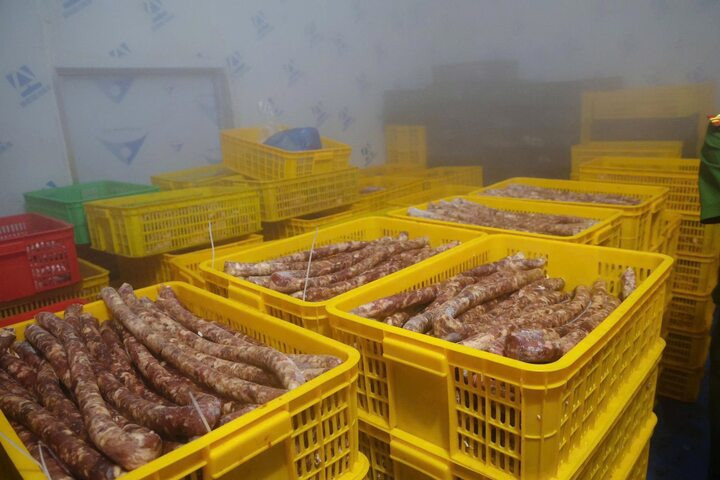 Hàng chục tấn thịt trâu, lợn tươi, lạp xưởng và thịt sấy khô thành phẩm không đảm bảo vệ sinh an toàn thực phẩm của Công ty TNHH MTV MQ Food chuẩn bị được tuồn ra thị trường.
