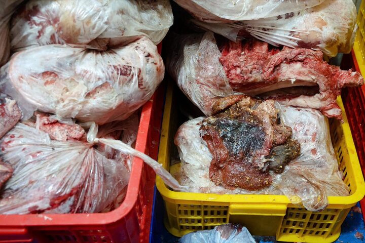 Một số lô thịt trâu, lợn đã bốc mùi hôi thối nhưng vẫn được sử dụng để sản xuất ra các sản phẩm thịt sấy bán cho người tiêu dùng.