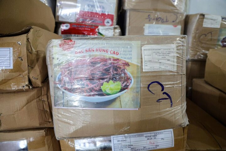 Bao bì dán nhãn “đặc sản vùng cao” nhưng nguyên liệu chủ yếu nhập khẩu từ các nguồn trôi nổi, không đảm bảo chất lượng.