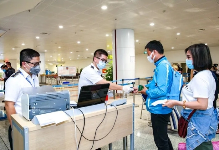 Lượng khách du lịch đến và đi tăng cao, càng làm tăng nguy cơ dịch xâm nhập và bùng phát. (Ảnh minh hoạ)