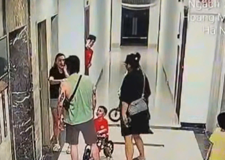 Người thanh niên chỉ ngó ra nhìn vụ việc rồi lại vào nhà. (Ảnh chụp màn hình)