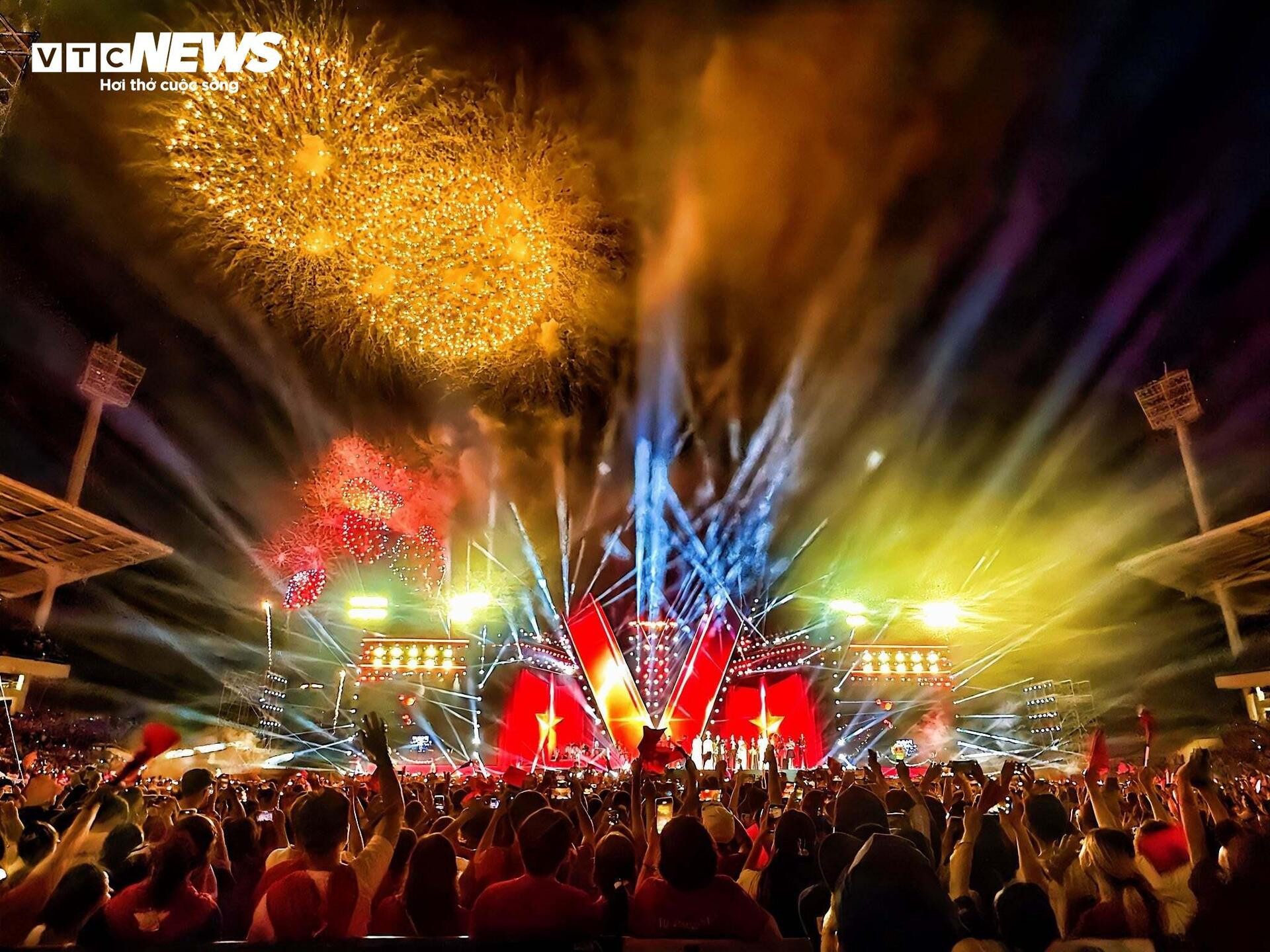 Khoảnh khắc pháo hoa huyền ảo khép lại đêm nhạc 'Tổ quốc trong tim' - 7
