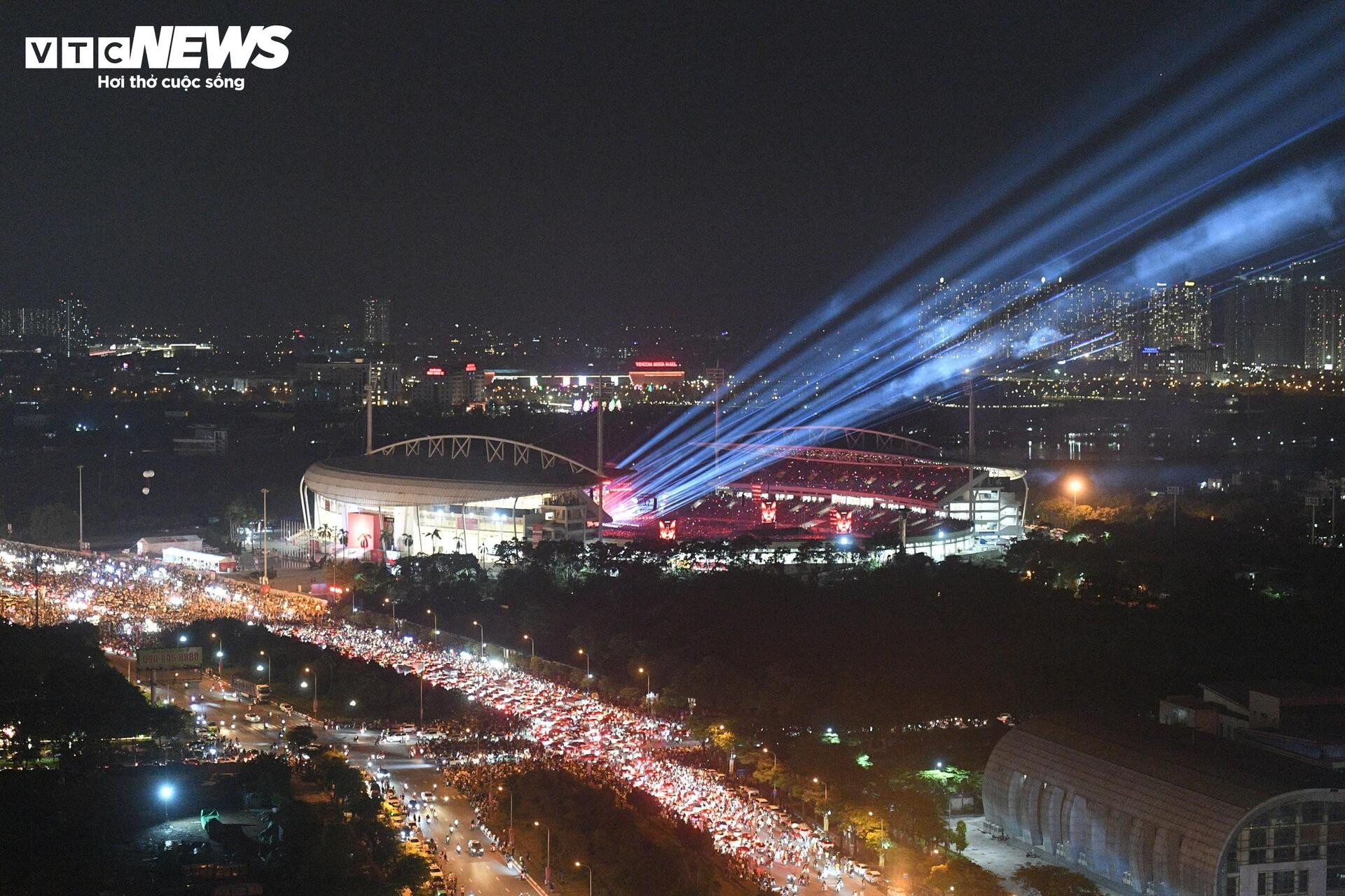 Khoảnh khắc pháo hoa huyền ảo khép lại đêm nhạc 'Tổ quốc trong tim' - 13