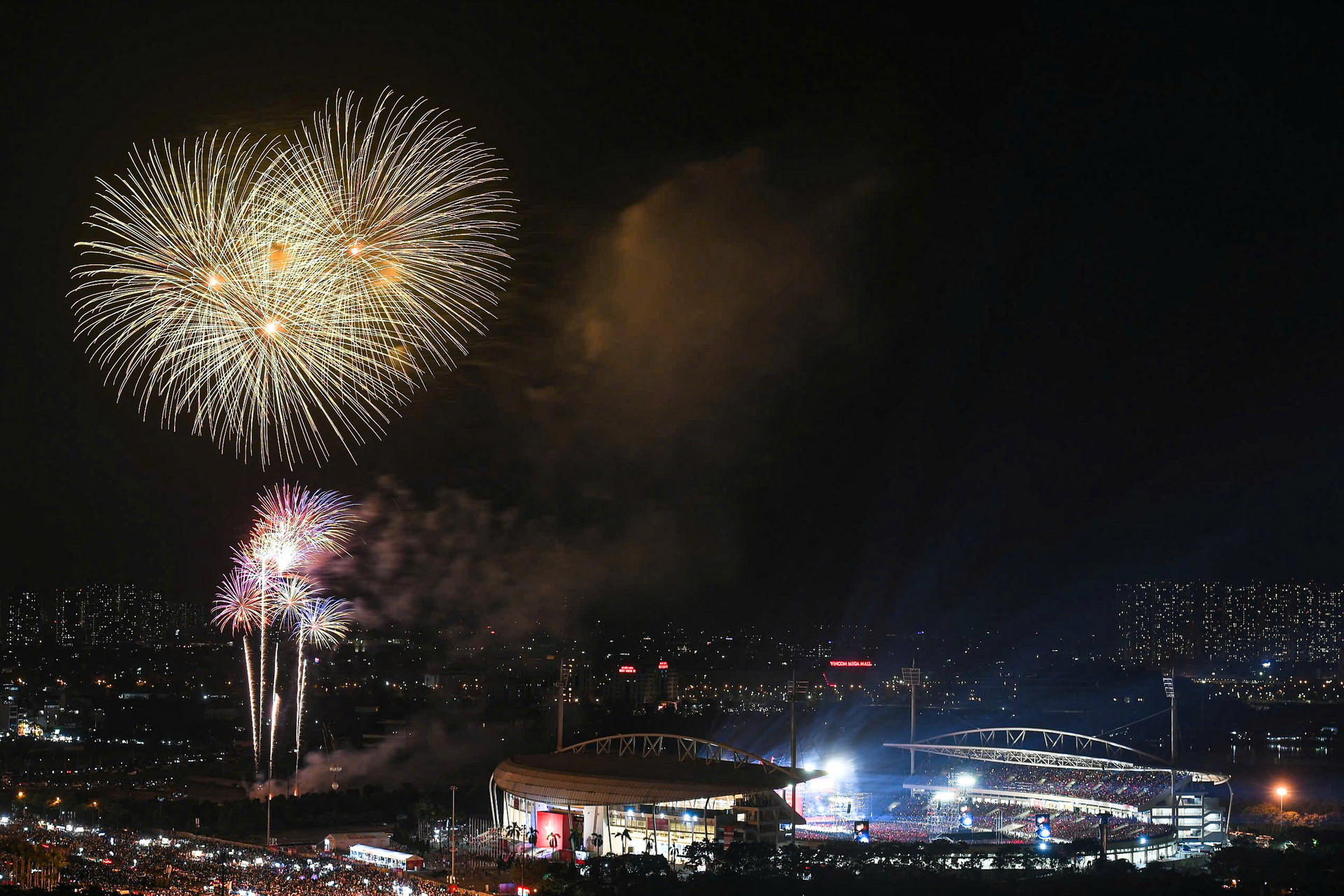 Khoảnh khắc pháo hoa huyền ảo khép lại đêm nhạc 'Tổ quốc trong tim' - 5
