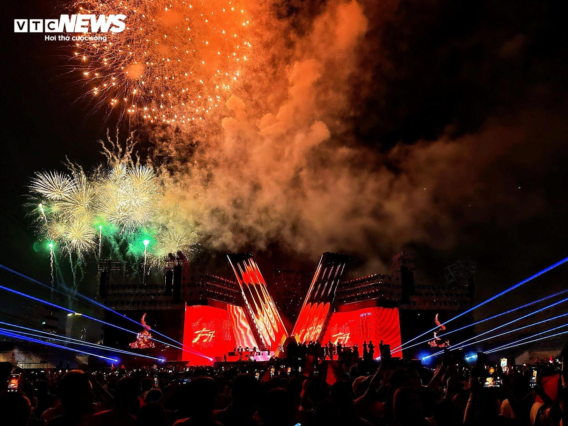 Khoảnh khắc pháo hoa huyền ảo khép lại đêm nhạc 'Tổ quốc trong tim' - 6