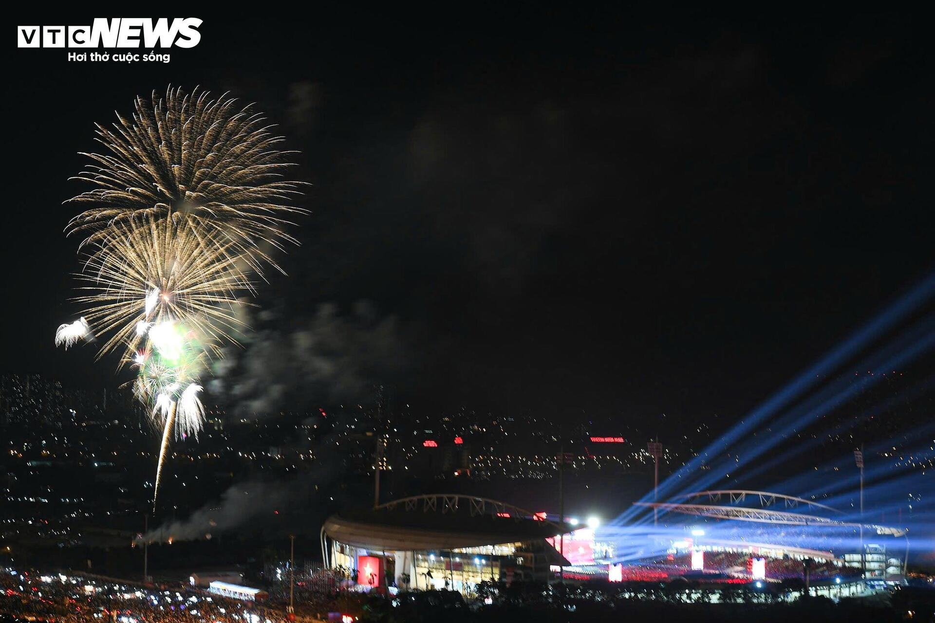 Khoảnh khắc pháo hoa huyền ảo khép lại đêm nhạc 'Tổ quốc trong tim' - 15