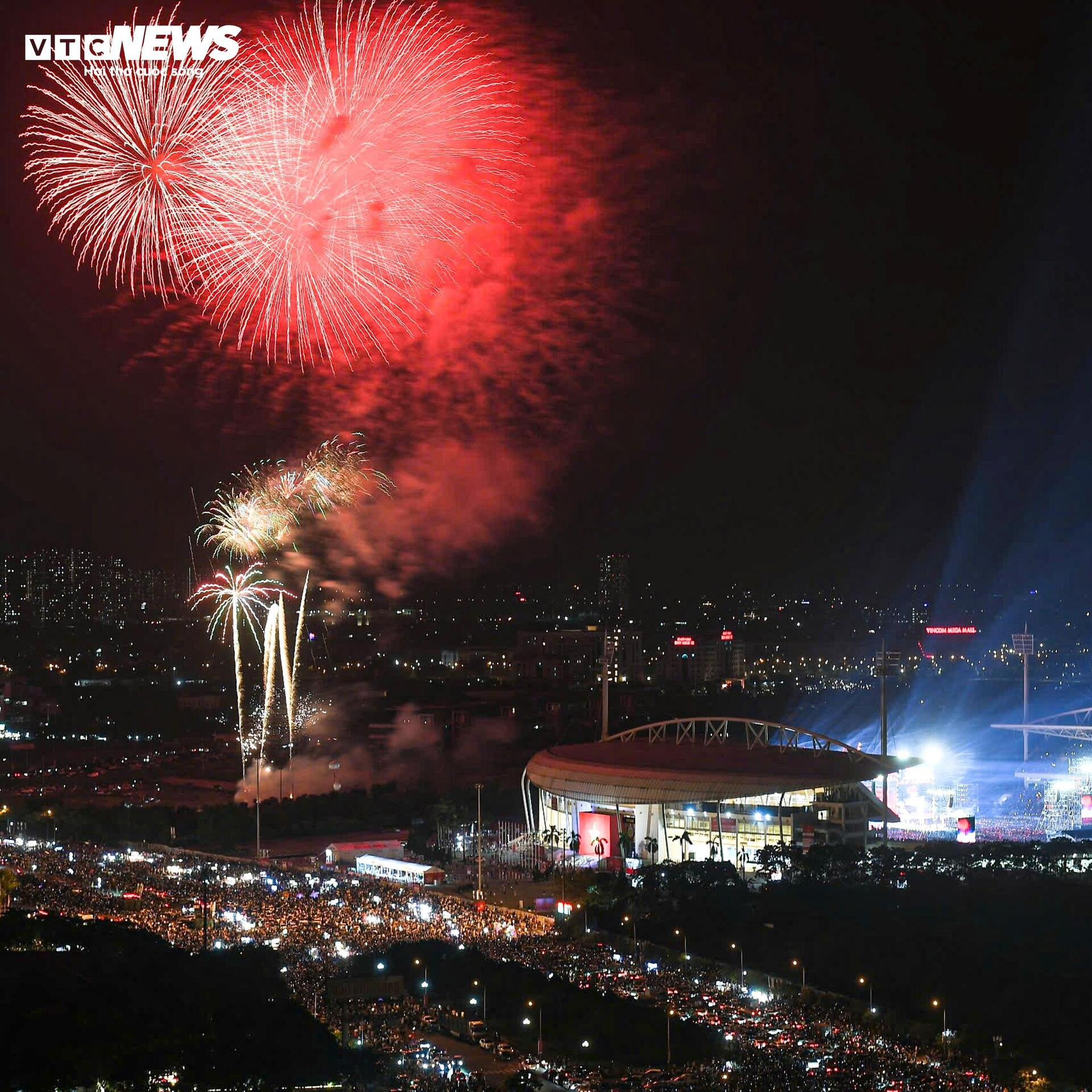Khoảnh khắc pháo hoa huyền ảo khép lại đêm nhạc 'Tổ quốc trong tim' - 8