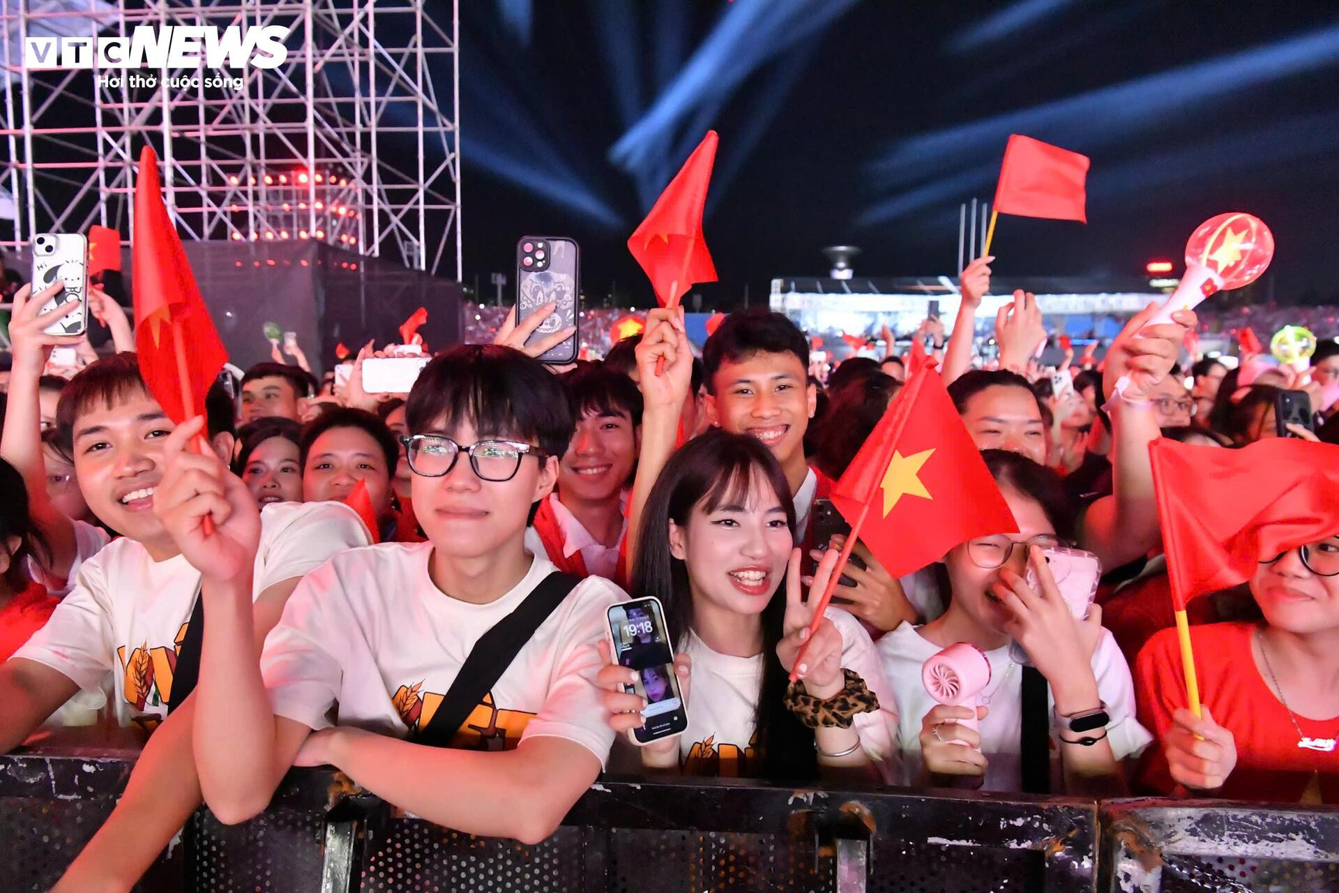 Khoảnh khắc pháo hoa huyền ảo khép lại đêm nhạc 'Tổ quốc trong tim' - 12