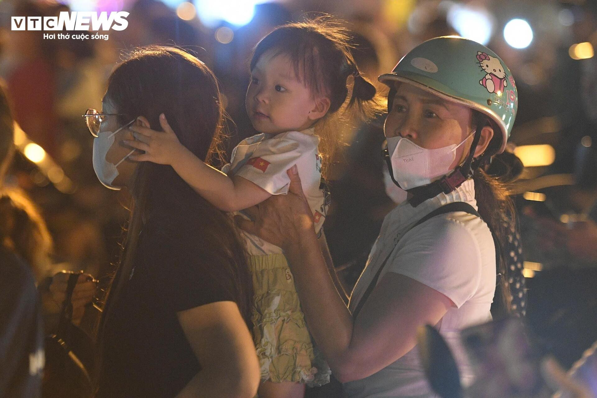 Khoảnh khắc pháo hoa huyền ảo khép lại đêm nhạc 'Tổ quốc trong tim' - 10