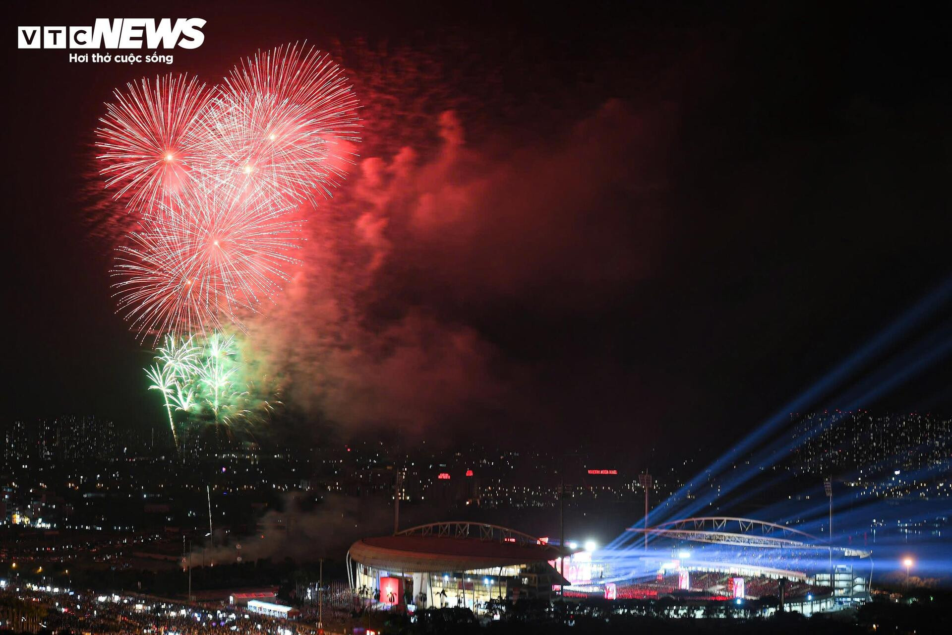 Khoảnh khắc pháo hoa huyền ảo khép lại đêm nhạc 'Tổ quốc trong tim' - 17