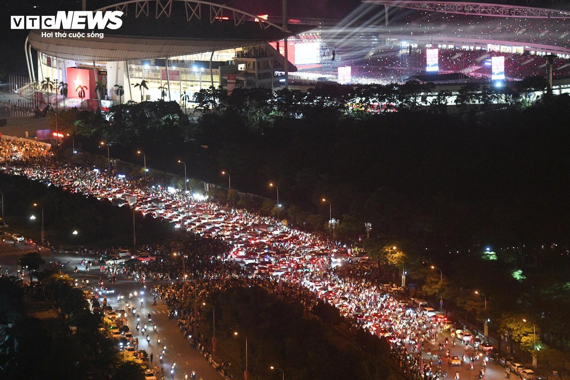 Khoảnh khắc pháo hoa huyền ảo khép lại đêm nhạc 'Tổ quốc trong tim' - 14