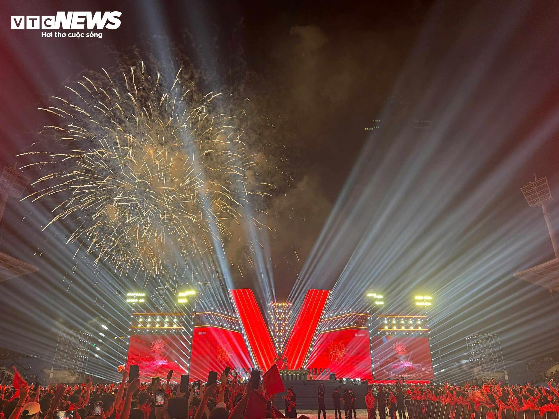 Khoảnh khắc pháo hoa huyền ảo khép lại đêm nhạc 'Tổ quốc trong tim' - 2