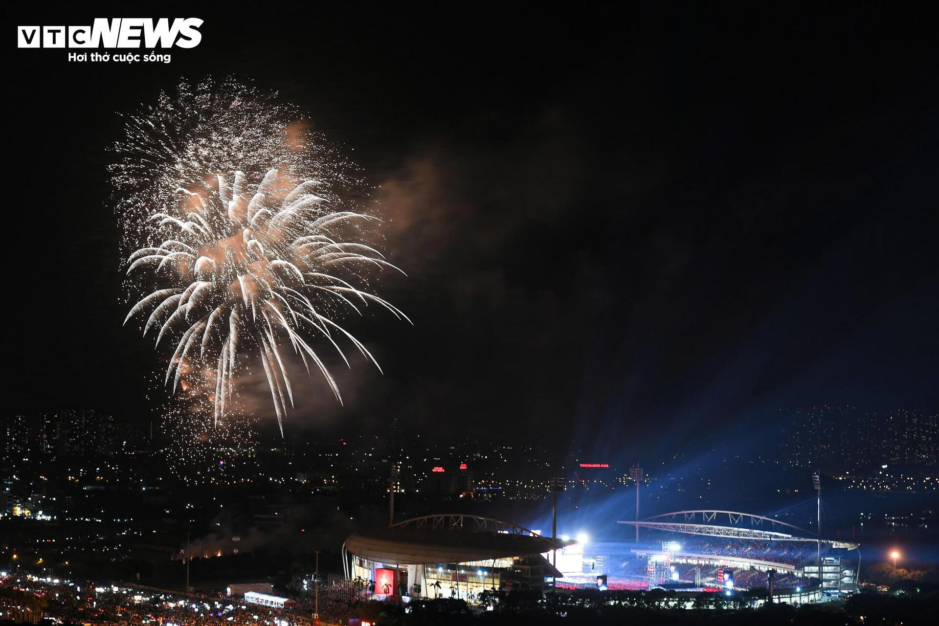Khoảnh khắc pháo hoa huyền ảo khép lại đêm nhạc 'Tổ quốc trong tim' - 16
