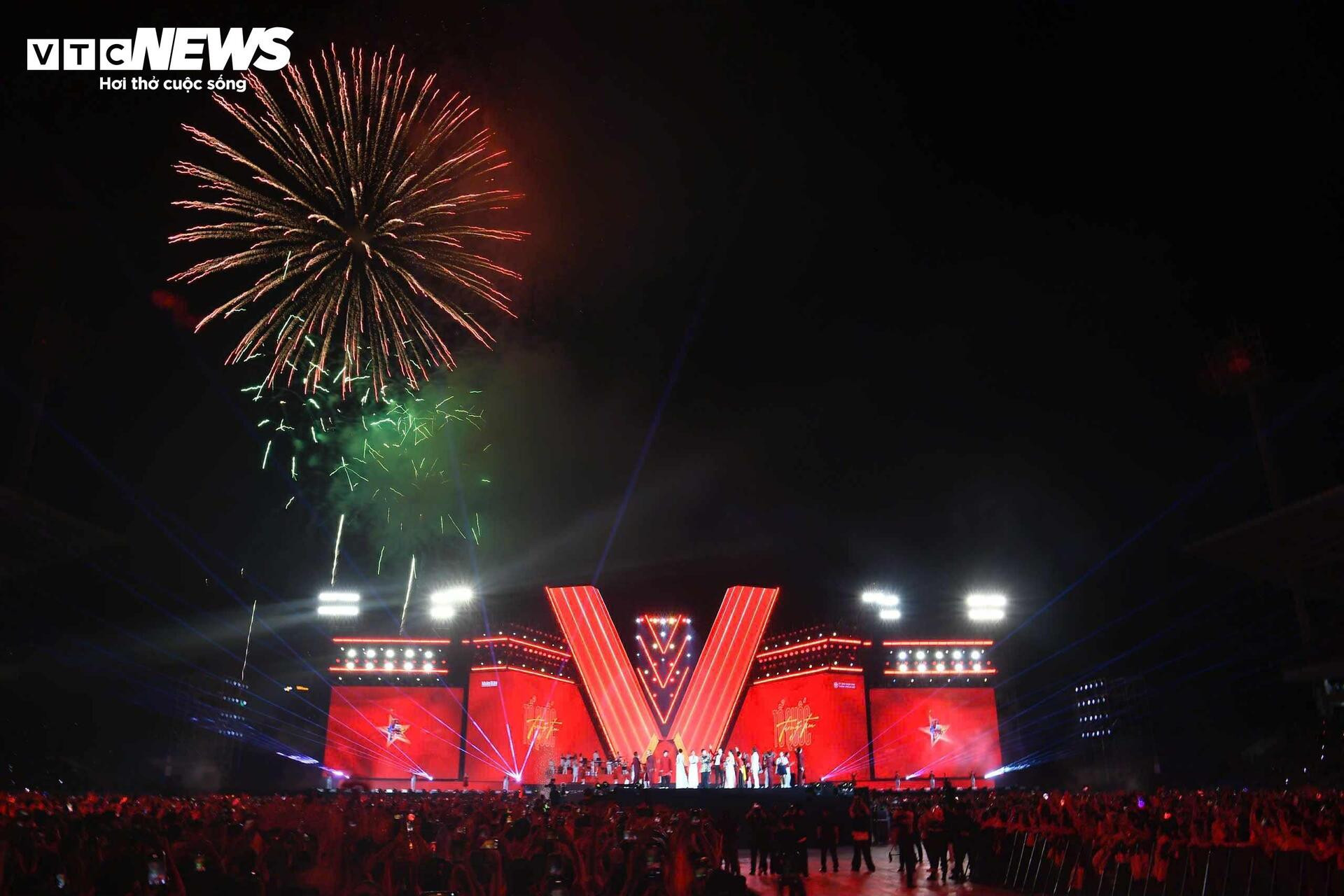 Khoảnh khắc pháo hoa huyền ảo khép lại đêm nhạc 'Tổ quốc trong tim' - 1