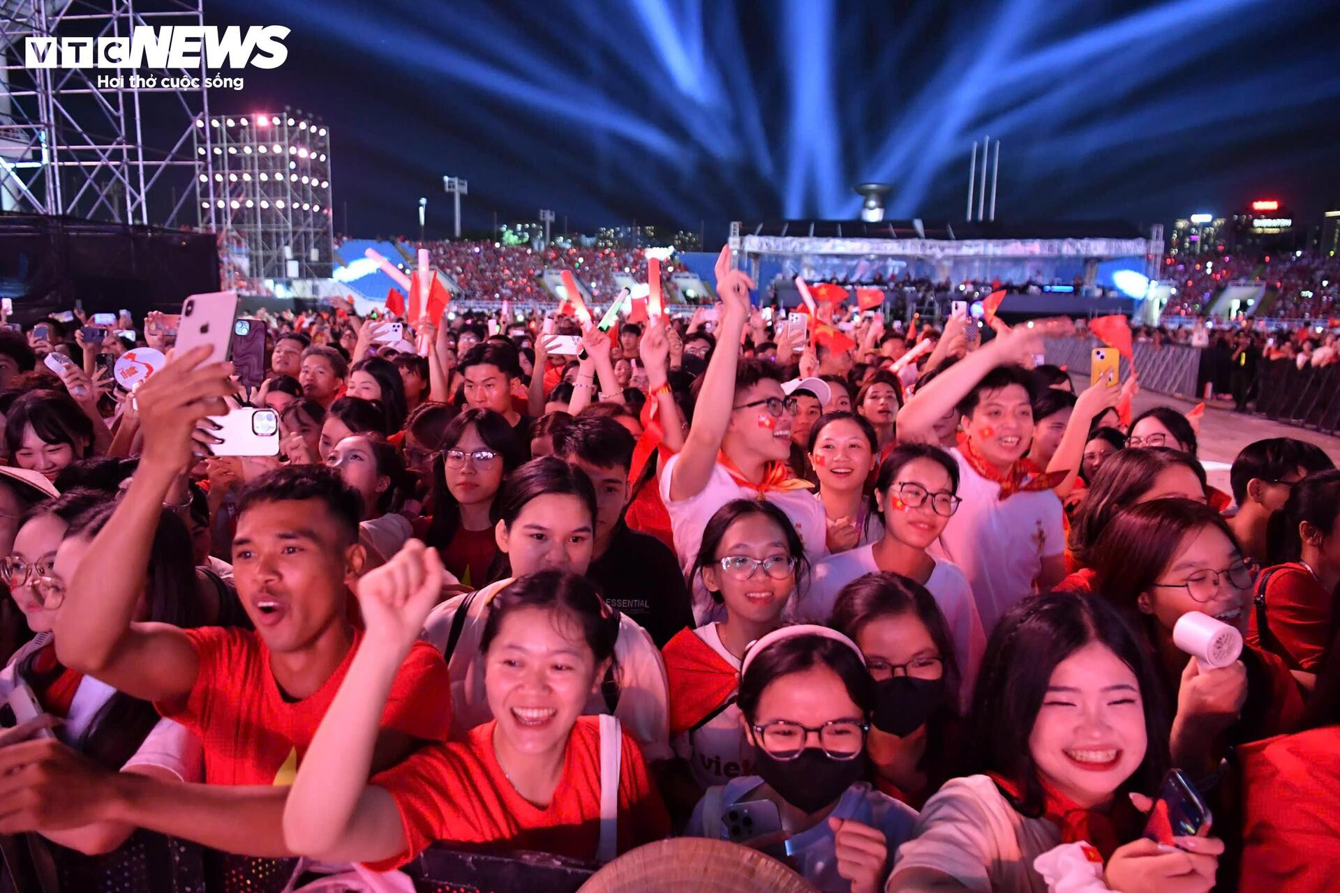 Khoảnh khắc pháo hoa huyền ảo khép lại đêm nhạc 'Tổ quốc trong tim' - 4