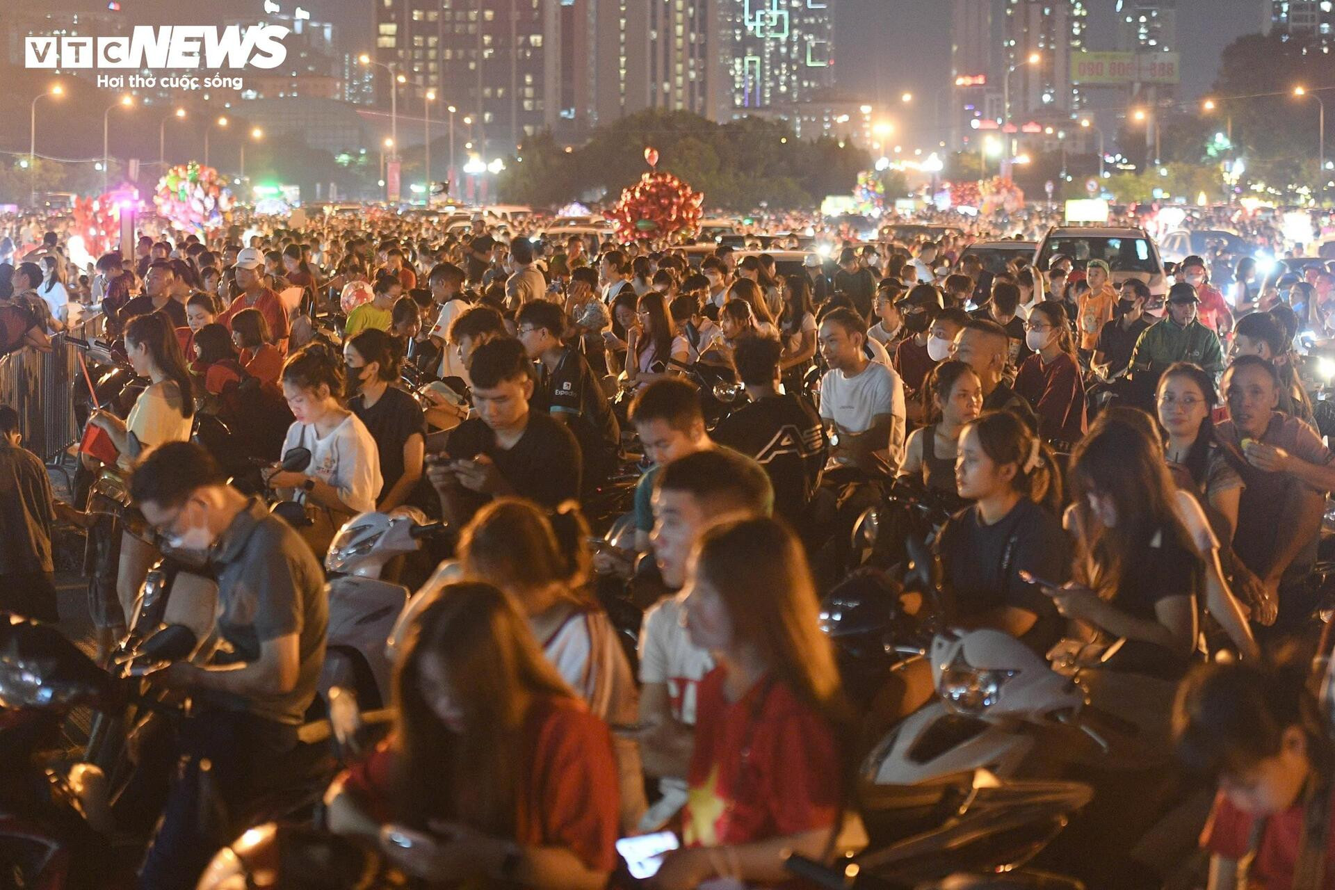 Khoảnh khắc pháo hoa huyền ảo khép lại đêm nhạc 'Tổ quốc trong tim' - 3