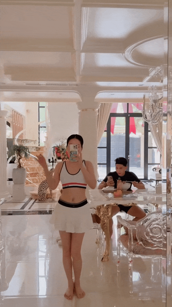 Lệ Quyên cập nhật trạng thái bên tình trẻ nhưng soi kỹ thấy chi tiết là lạ