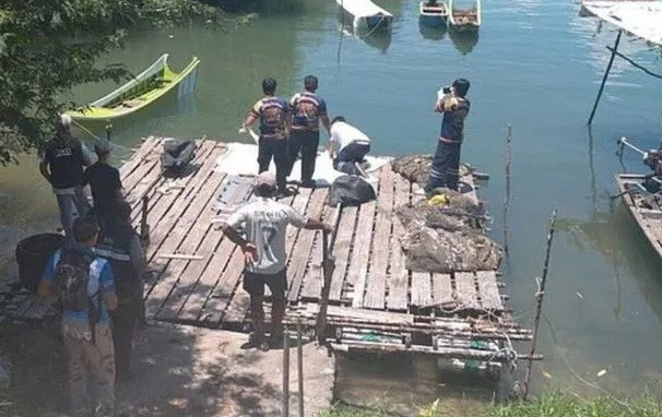 Người dân phát hiện thi thể bị xích và dìm dưới nước ở bến tàu nổi tiếng- Ảnh 1.