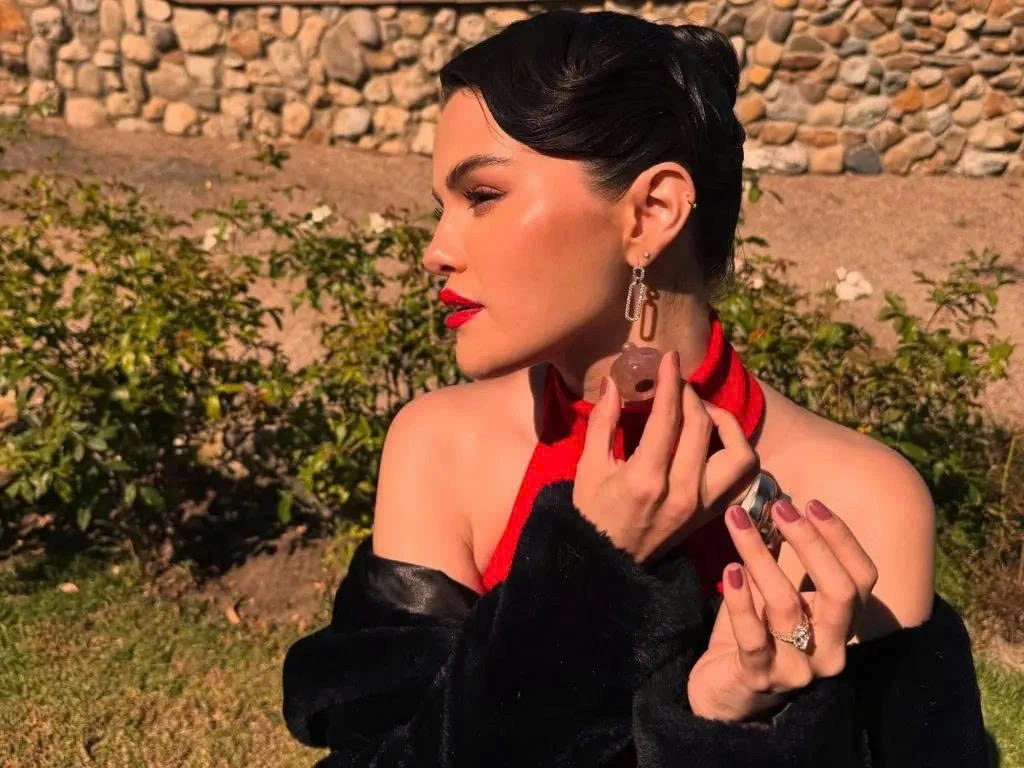 selena gomez dien dam do, tinh tu cung vi hon phu tai dam cuoi ban than hinh anh 2