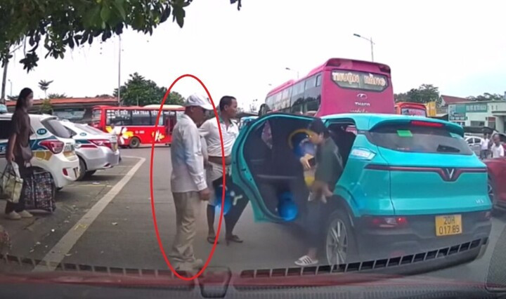 Tài xế H.C.T (áo trắng, kính đen) yêu cầu người phụ nữ bế theo con nhỏ xuống xe giữa trời nắng nóng gần 40°C. (Ảnh cắt từ clip).