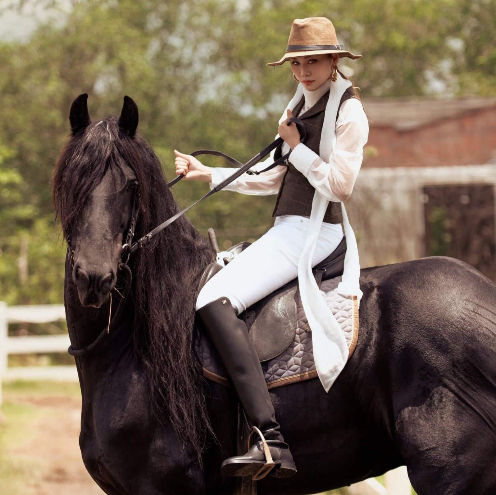 5. Host Thanh Hằng đã thử nghiệm, tương tác cùng chú ngựa trước khi các thí sinh thực hiện thử thách.JPG