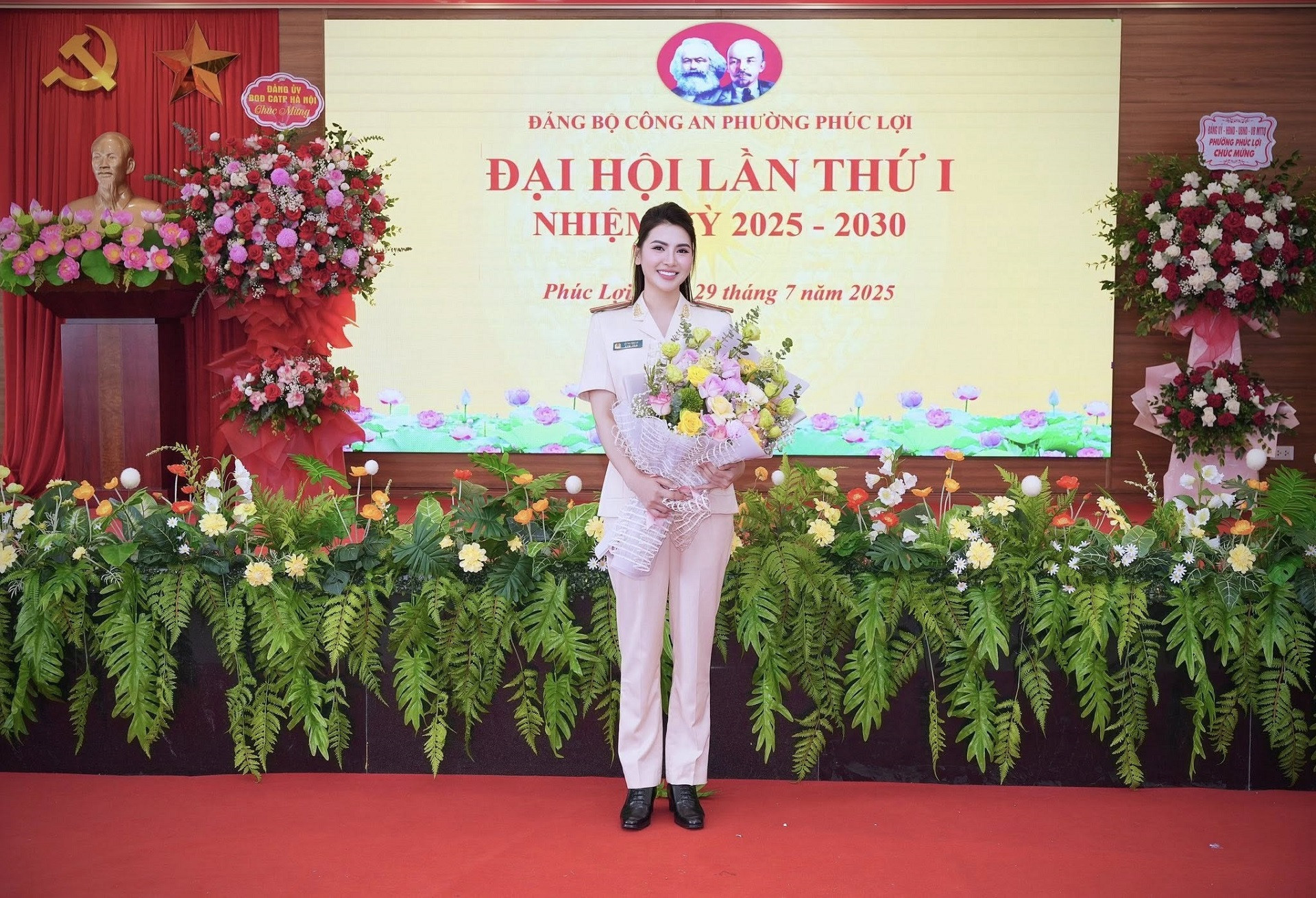 nữ công an girl phố sốt mạng