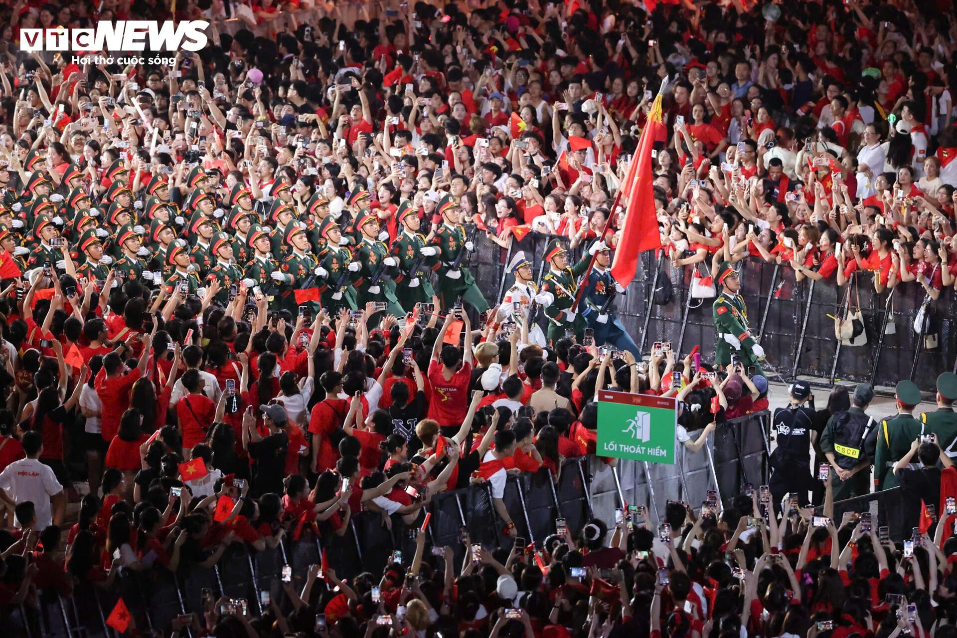 Xúc động hình ảnh 68 quân nhân diễu binh trong vòng tay Nhân dân - 8